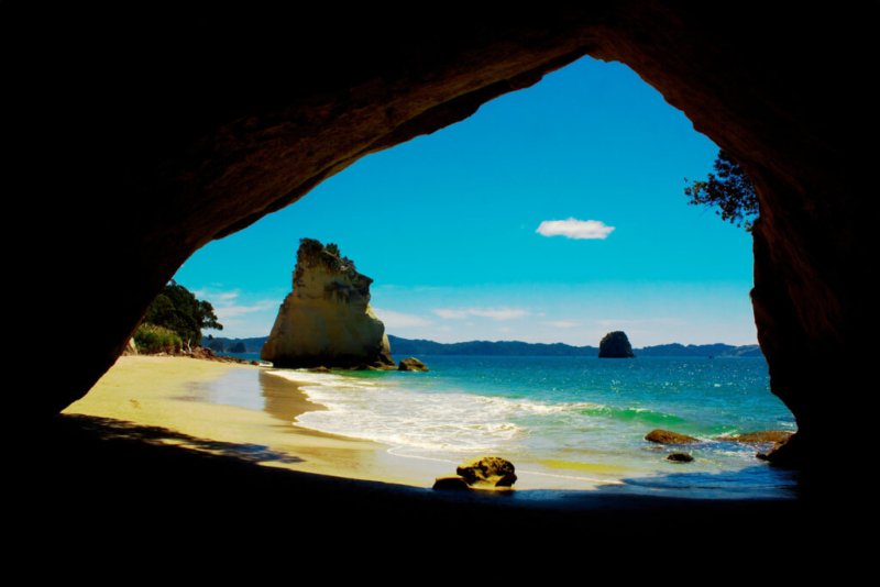 Foto von Cathedral Cove, einer ikonischen Felsformation an der neuseeländischen Ostküste.