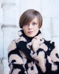 Stilvolles Fashion-Foto einer jungen Frau mit stechend blauen Augen.