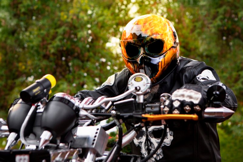 Biker Dan Hawley auf seinem Eigenbau "Rexzilla". Beitragsfoto des Canadian Biker Magazins.