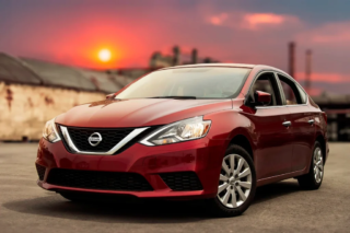 Branding-/Produktfoto eines roten Auto (Nissan Sentra) bei Sonnenuntergang.
