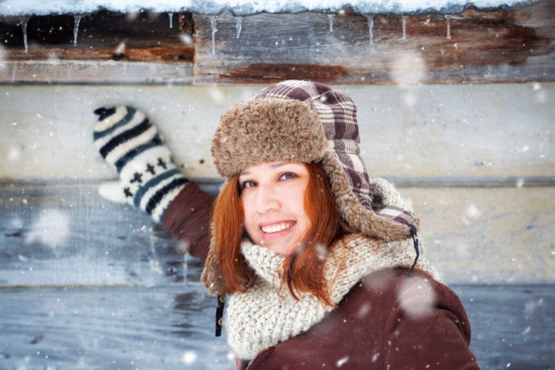 Eine hübsche Frau posiert in Winterkleidung