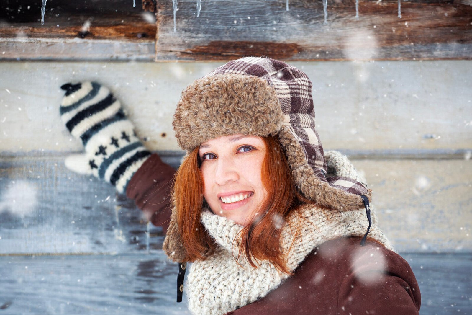 Eine hübsche Frau posiert in Winterkleidung