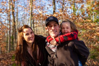 Tolle Stimmung: Ein grandioses Familienporträt zur goldenen Stunde im Herbstwald.