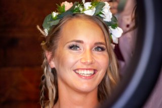 Eine hübsche Braut macht sich fertig für ihren großen Hochzeitstag.