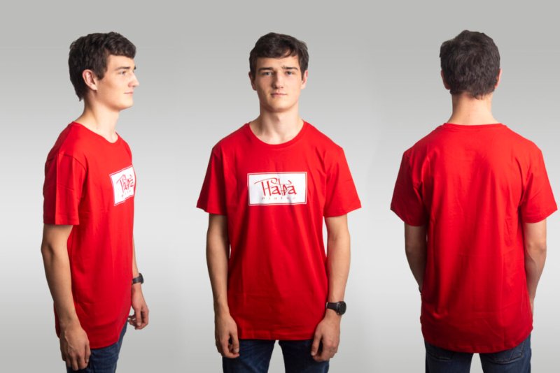Produktfotos für Online-Katalog: Drei Ansichten eines jungen Mannes in einem roten T-Shirt mit Logo vor einem neutralen Hintergrund.