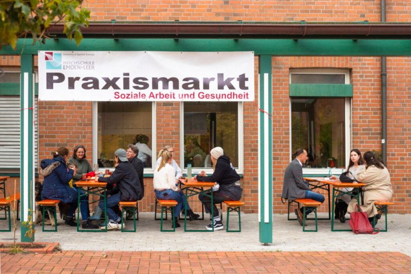 Praxismarkt an der Hochschule Emden: Forum für Fachkräfte, Studenten und Dozenten.
