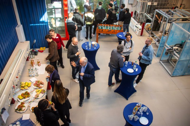 Menschen nehmen am Gründerforum im Technikum der Hochschule Emden teil.