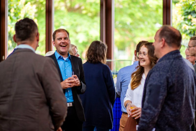 Networking bei Orangensaft und Sekt