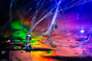 Lichtspiel im Wassertropfen - Makrofotografie von Emder Fotograf Max Simson