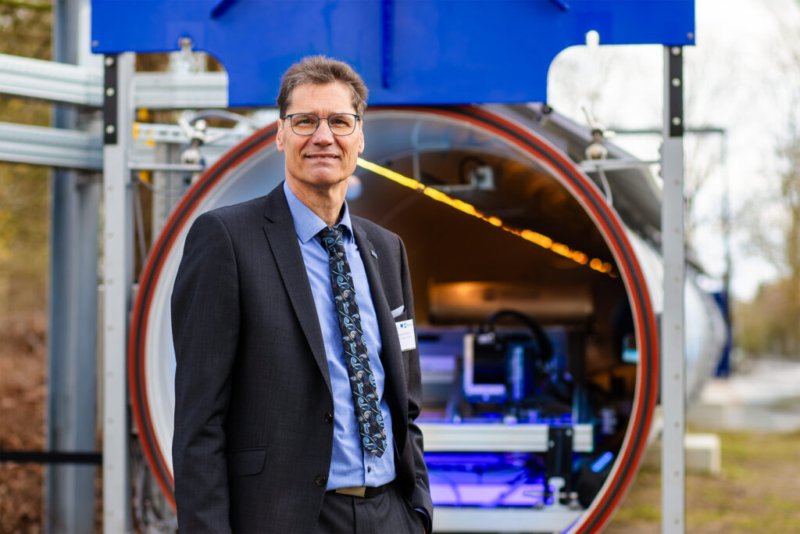 Prof. T. Schüning bei der Eröffnung der Hyperloop Forschungsstation Emden