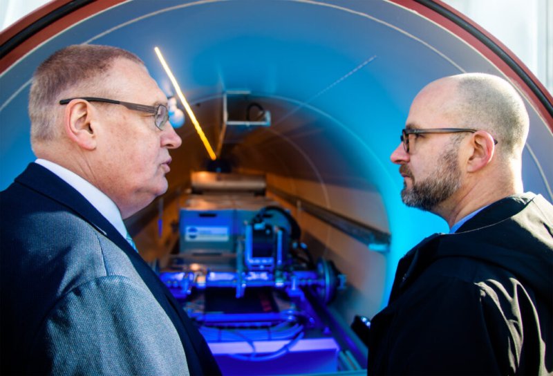 Prof. W. Neu und R. Eichel bei der Eröffnung der Hyperloop Forschungsstation Emden.