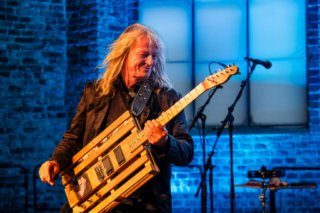 Gitarrist bei einer Feier in der Johannes a Lasco Bibliothek Emden, musikalische Begleitung.