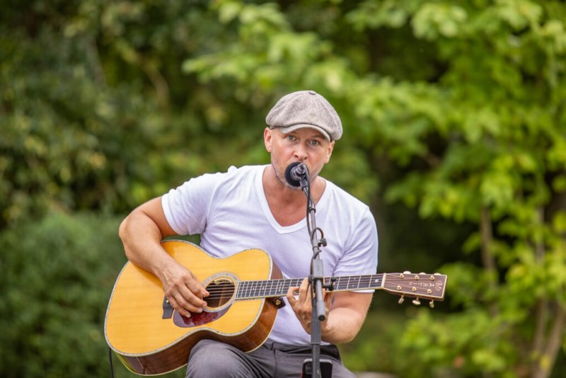 Eventfotografie: Gitarrist spielt Live-Musik in Emden.