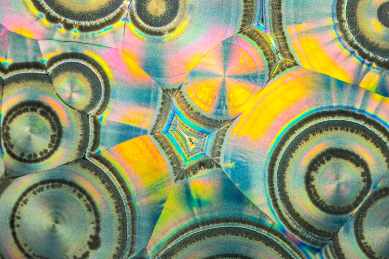 Farbenfrohe Mikrostrukturen doppelbrechender Kristalle.