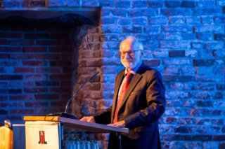 Dr. Kreutz hält eine Rede bei der feierlichen Übergabe des Präsidentenamtes an der Hochshcule Emden