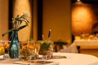 Feierliche Tischdekoration in der Johannes a Lasco Bibliothek Emden