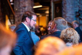 Oberbürgermeister Tim Kruithoff im Gespräch mit Bürgerinnen und Bürgern bei feierlicher Veranstaltung in Emden.