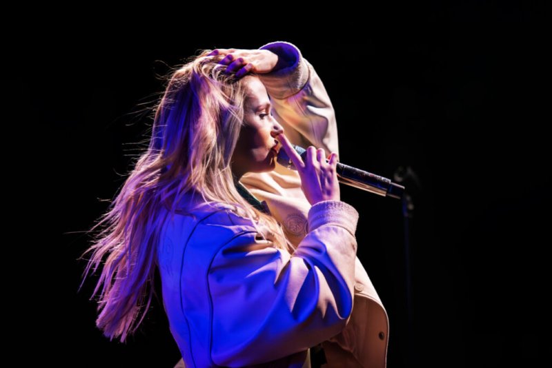 Esther Graf performt live beim Emdival 2024 - Veranstaltungsfotografie in Emden