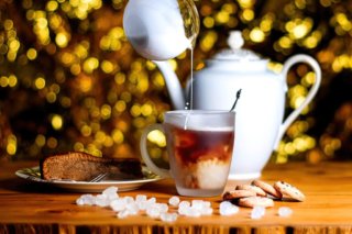 Leckere Auswahl: Kaffee, Kuchen und Kekse auf einem Tisch.